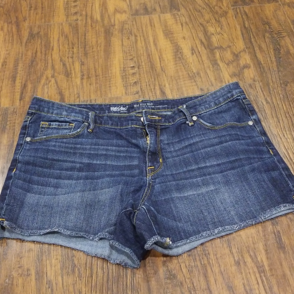 Like new jean shorts with fringe bottom
